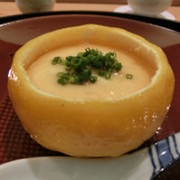 日本料理 太月 - 【六品目】　鱈のの白子の茶碗蒸し　柚子釜で
                  85℃にホールドしてスチコンで仕上げる。
                   現段階で柚子の近くには渋みがるが、さらに過熱するとその渋さが際立ってしまう。
                  お酒は奥播磨だね。
                  