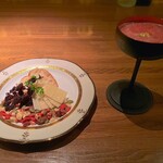 ラグナ ザ バー - イチゴのカクテルとチャームの枝付きレーズン、チーズのスライス、バゲット、各種ナッツ