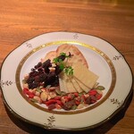 ラグナ ザ バー - チャームの枝付きレーズン、チーズのスライス、バゲット、各種ナッツ