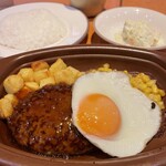 サイゼリヤ - オニオンソースのハンバーグ500円+ランチドリンクバー100円
      計600円