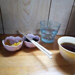 味民 - お新香と付け合せとコーヒー(調味料台からもらってきた)