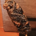 しらゆき - ヒレ
            焼きたてでめちゃ熱々！
            炭で焼かれ少し焦げたのが香ばしく良い事。
            尾の背びれの部位、脂のりのりは山椒たっぷりがぴったりです♪