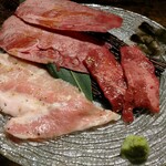 Yakiniku Toraji - タン塩 、焼きしゃぶカット 、トントロ、海老