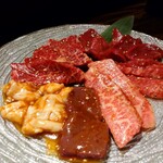 Yakiniku Toraji - 和牛カルビ、芯ハラミ、赤身ロース、ホルモン2種