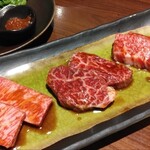焼肉ダイニング甲 - 松阪牛バラハラミ、近江牛サガリ、近江牛サーロインのタレ焼き