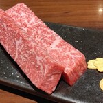 焼肉ダイニング甲 - 松阪牛の内モモ厚切り肉