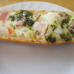 トロワシャポウ - ポテトとベーコンのバジルソース（タルティーヌ）　１３７円