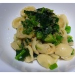 DOMUS - 次は耳たぶの形をしたパスタ「オレキエッテ」のお料理。
      お野菜はイタリア産（名前が覚えられなくて＞＜）、、菜の花によく似たお味です。
      かけられた「カラスミ」の風味もいいですね。