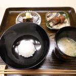 片折 - 炊き立てごはんとミンク鯨の味噌汁、白菜漬け、昆布の佃煮