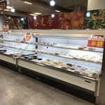 春光亭 - ☆店舗、幅広い種類の惣菜、弁当がタイムサービスで半額に(まだ15時過ぎなのにすごい‼️)