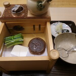 片折 - 湯豆腐、能登のおふな大豆、しらさ海老真丈椎茸、壬生菜、昆布