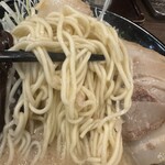 229642382 - 麺は中細のパッツンとしたタイプで、これがとんこつラーメン本来の麺なのか、鶏白湯で使ってる麺なのかわかりませんが、スープに合って美味しかったです。