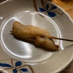 串かつ 越源 - 串カツ100円。小ぶりなので10本はいける。