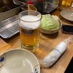 串かつ 越源 - 突き出しはキャベツ。コロナでソース皿は無くなり、掛ける方式に変わりました。