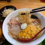 Nagomi Ramen - 麺は軽くモチッと感があり
                      悪くはない食感
                      
                      スープは鶏ガラ出汁で割と鶏の脂も浮かんでおり
                      旨味には不足感は感じなかった
                      普通に美味しい味わい
                      
                      スープには軽く化調な味わいを感じる