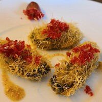 ル ジャルダン グルマン - ⑤カダイフ巻き牡蠣(広島県地御前産、川崎水産)フライ、レッドシャンパン・フィンガーライム(高知県産)添え
                レッドシャンパン・フィンガーライムを載せスッキリとした酸味を纏わせてミルキーな旨味を楽しむ