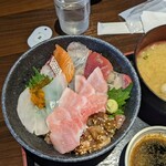 博多豊一 - 本マグロスーパー海鮮丼