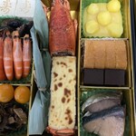 博多久松 - 一の重。インパクトはオマール海老のグラタン。あとはケーキにガトーショコラに笹のカスタードとデザート系が多めです。