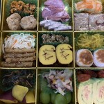 博多久松 - 三の重。伊達巻き、タコのマリネ、胡麻くるみの他、肉系が多め。1番美味しかったのは干しトマト。こんな味食べたことないです。