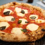 ACQUA - けっこうデカい。フチもボリュームあって、お腹いっぱいに。