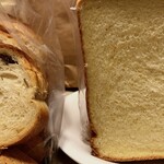 ベーカリー＆喫茶 ブンブン - ぶどう食パン、デニッシュ食パン