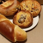 ベーカリー＆喫茶 ブンブン - 五色豆パン、ハンバーグパン、イベルコ豚パン、塩バターパン