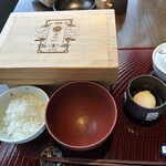 界 遠州 - ここから朝ご飯　茶箱の中におかずが並んでいる。