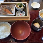 界 遠州 - 茶箱の蓋をあけるとこの通り。下にはお茶の葉が敷き詰められている。