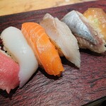 Tachizushi Yokochou - 横丁にぎりは中トロを含んだにぎり10種で座り席で税込み1,300円。