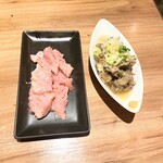 ホルモンとく 中目黒 - 左豚ガツ　右茹でタン