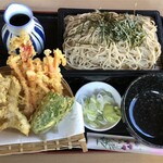 久美野 - 天ざる並1180円。まいたけやにんじんの下にでかいエビが潜んでいます。