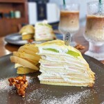 Cafeマメムギ - 料理写真:桃タルト（奥）と桃のミルクレープ　ダブルで桃待ってましたー♪