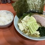 ラーメン よし家 - ラーメン 830円 ライス半分 120円