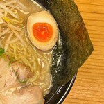 博多三氣 - 濃厚！焦がし味噌ラーメン890円　右