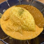 無添加スープカレー＆スパイスカレーCOSMOS - あいがけカレー（牛すじスパイス&バターチキンカレー）