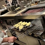 SUGALABO - 白トリュフが乗る前の牡蠣グラタン