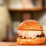 BurgerShop HOTBOX - お餅とトロ～りモッツァレラチーズバーガー
      フレンチフライ付
      