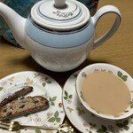 ハセガワベーカリー - ミルクティーでシュトーレンを頂きます