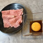 焼肉 牛参道 - 12月にメニューがリニューアルされてしまい、すき焼きトモサンカクが無くなったようで、特別にリブロースですき焼き風にしてくれました。2人前1800円