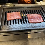 焼肉 牛参道 - 神たんを焼いている