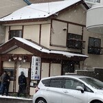 南樽砂場 - 大晦日のお昼、深々と降る雪の中待つお客さん。もうすぐ美味しいお蕎麦を頂けますよ。