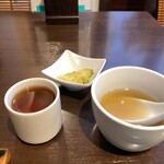 上海酒家 岳 - 最初にスープ、小鉢のザーサイ、お茶が来ました。