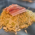 Hiroshima Yaki Jani - キャベツも豚肉もたっぷり
