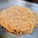 広島焼ジャーニー - 茹でたての麺は鉄板で焼かれます。