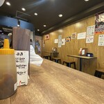 Menya Kokoro - 店内写真。
                        
                        24時間営業なんだろうか？
                        
                        イマイチ掃除が行き届いてないような印象。