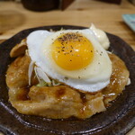 一軒め酒場  - 料理写真:豚バラ目玉焼き