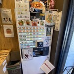 Menya Kokoro - 店内に入ってみる。
                        
                        券売機をゆっくり見て発注。
                        
                        全部乗せをやめて『肉入り台湾まぜそば』をポチッと
                        
                        まぜそばに1,280円ってどうなん？と思ったから