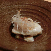 鮨 一二郎 - 【３品目】　18kある長崎のクエの湯引き
                      広島の“雨後の月”と合わせます。