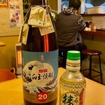 もつ焼き 三朝 - 白玉焼酎 一升瓶 3,500円、ついに5本目。
      と、ふるふれ抹茶 340円。