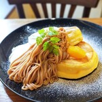 NINOVAL COFFEE - 去年衝撃的な美味しさで絶対来年も食べよと誓ってた♪ふわっふわパンケーキに濃厚モンブランクリーム、 いくらでも食べれる軽い生クリーム 。最高♡